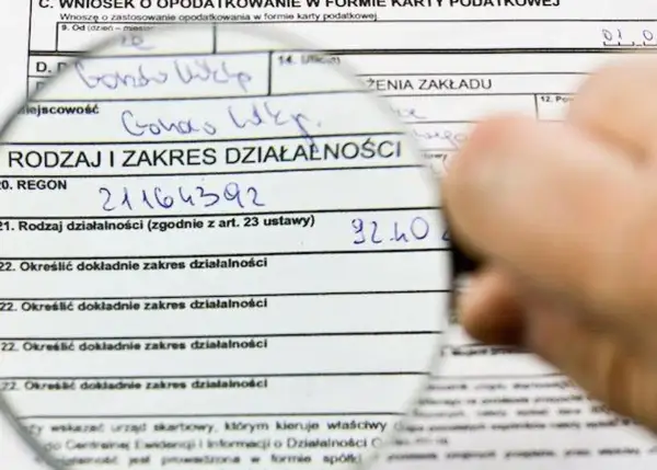 Pod lupą formularz podatkowy, gdzie wpisano dane dotyczące działalności gospodarczej. Może to być związane z wyborem formy opodatkowania, np. podatek liniowy.