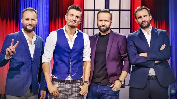 Czterech panów z kabaret skeczów męczących skład pozuje do zdjęcia.