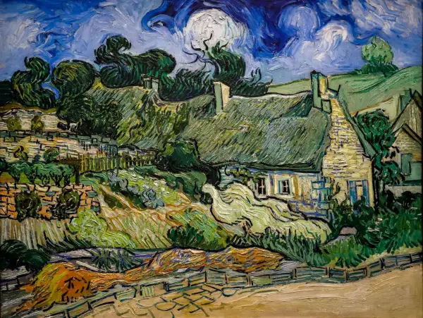 Ein Dorf mit strohgedeckten Häusern und üppiger Vegetation, typisch für die Werke van Goghs. Der Himmel ist dramatisch blau mit wirbelnden Wolken.