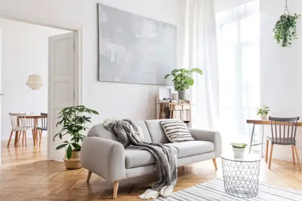 Ściany ozdobne w salonie: 7 trendów, które odmienią Twoje wnętrze