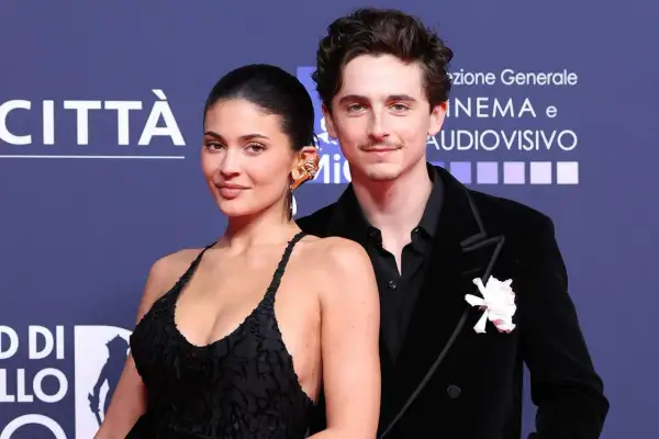 Timothée Chalamet och Kylie Jenner poserar tillsammans på en röd matta.