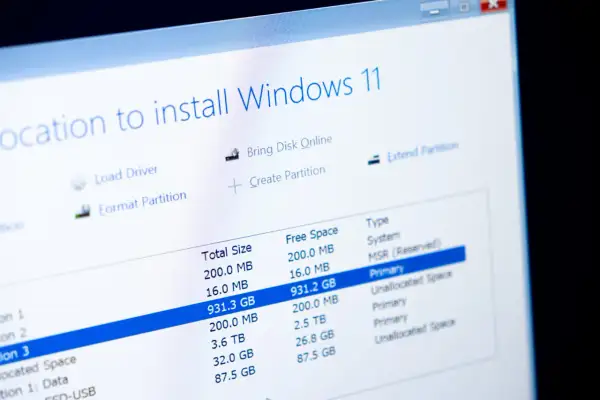 Ekran instalacji Windows 11, opcja formatowania partycji. Jak zrobic format komputera win 11? Wybierz dysk i kliknij "Formatuj".