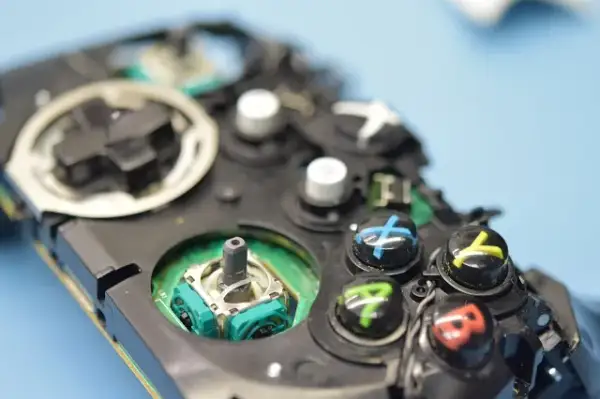 Jak rozebrać pada Xbox Series X i uniknąć uszkodzeń podczas naprawy