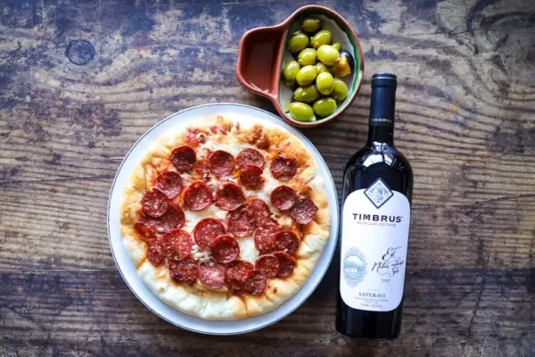 Jakie wino do pizzy? Idealne połączenia smakowe (Poradnik)
