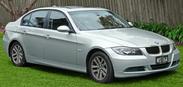 BMW E90 - historia modelu, techniczne szczegóły i bezpieczeństwo