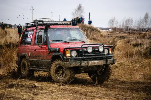 Jakie opony do suv 4x4 wybrać, by uniknąć problemów w terenie i na drodze