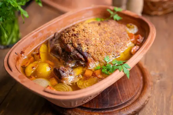 Saftige Lammschulter mit knuspriger Kruste, geschmort mit Kartoffeln und Wurzelgemüse. Ein köstliches Lammschulter Rezept für Genießer.