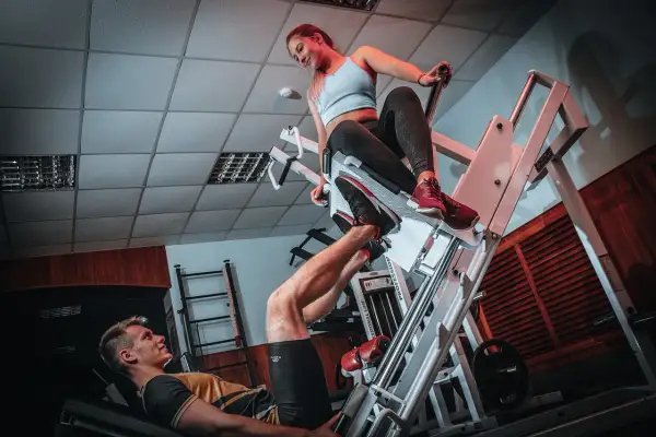 Para ćwiczy na suwnicy. Czy to crossfit czy siłownia?