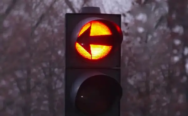 Czerwone światło sygnalizatora S3 z podświetloną strzałką w lewo.