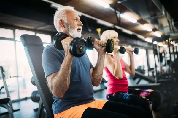 Seniorzy ćwiczą z hantlami. Chcesz wiedzieć, jak sprawdzić czy karta multisport jest aktywna? Zacznij od treningu!