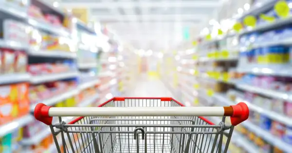 Wózek sklepowy w alejkach pełnych produktów. Z aplikacją blix zakupy stają się prostsze i szybsze.