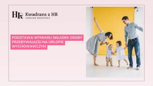 Rodzina z dwójką dzieci na tle żółtej kurtyny.