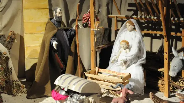 Krippenszene mit Maria, Josef und Jesuskind. Die Szene erinnert an die Ursprünge von Weihnachten.