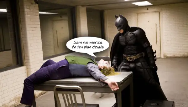 Batman Nolana patrzy na leżącego Jokera. Joker mówi: "Sam nie wierzę, że ten plan działa.