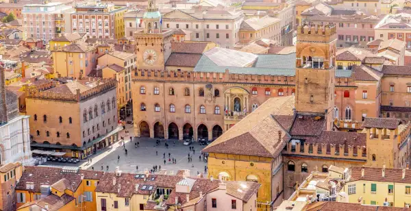 Widok na Piazza Maggiore w Bolonii, skąd łatwo zaplanować, jak dojechać z Bolonii do Florencji.