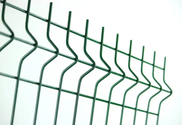Rete metallica verde con un design ondulato, simile a un virtual fencing, su sfondo bianco.