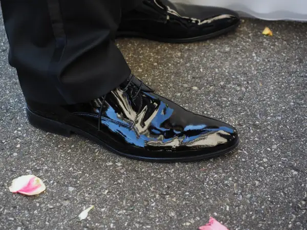 Idealne buty do smokingu? Poznaj żelazne zasady Black Tie