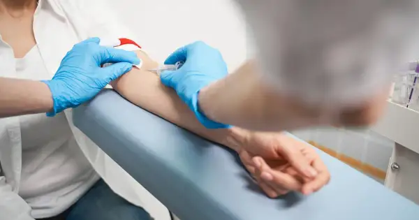 Pobieranie krwi do badań, aby ustalić, kiedy najlepiej badać progesteron.