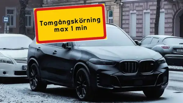 En svart bil står parkerad i snö. En gul skylt med texten "Tomgångskörning max 1 min" antyder hur mycket drar en bil på tomgång.