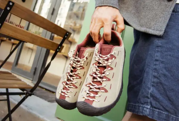 Paire de chaussures en nubuck beige et bordeaux, lacets tressés. Quel animal a inspiré ce style ?