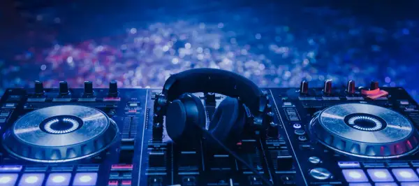 Słuchawki na konsoli DJ-skiej, gotowe do akcji. Czy to będzie kolejna niezapomniana noc z muzyką Tiesto w Polsce?