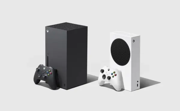 Czarna i biała konsola Xbox Series X z kontrolerami.