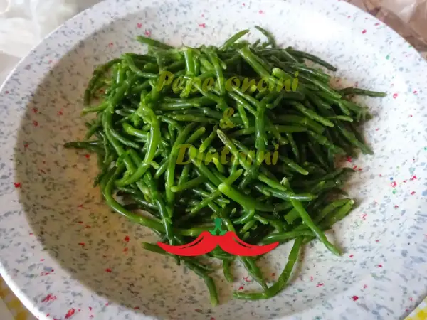 Un piatto di asparagi di mare freschi, verdi e croccanti, pronti per essere gustati.