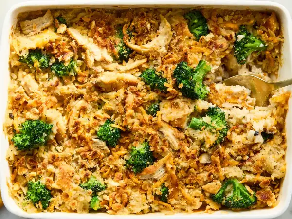 Gratín de pollo y brócoli, una de esas recetas con ingredientes básicos que te sacan de apuros. Cremoso, con trozos de pollo deshebrado, brócoli y una cobertura crujiente.