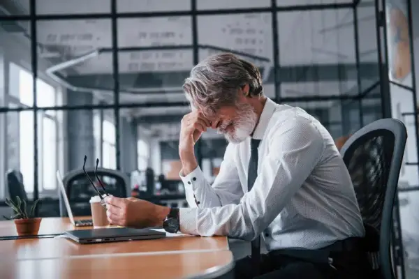 Czy wypalenie zawodowe to choroba? Poznaj ważne różnice i skutki