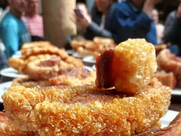 Torreznos crujientes, un manjar típico de Zaragoza, listos para disfrutar en buena compañía.