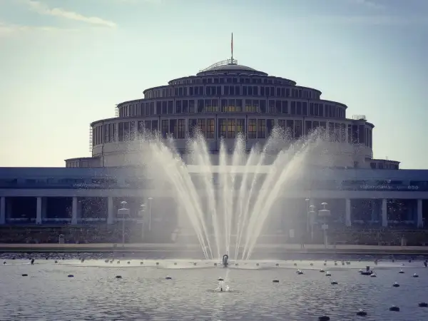 Die Jahrhunderthalle Breslau, ein architektonisches Meisterwerk, erhebt sich hinter einem beeindruckenden Wasserspiel.