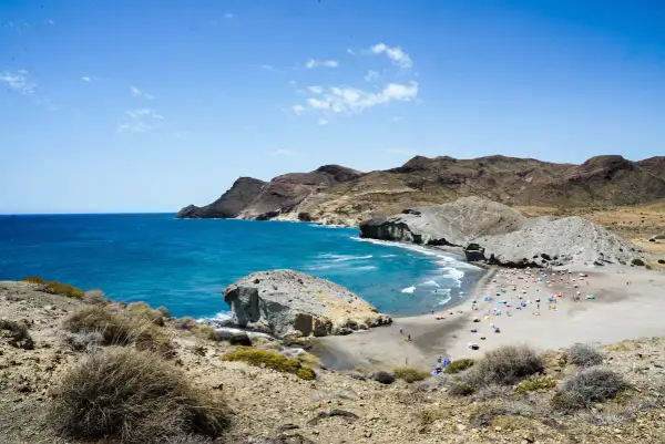Vista panorámica de las playas de Genoveses y Monsul, con aguas turquesas, arena dorada y formaciones rocosas.