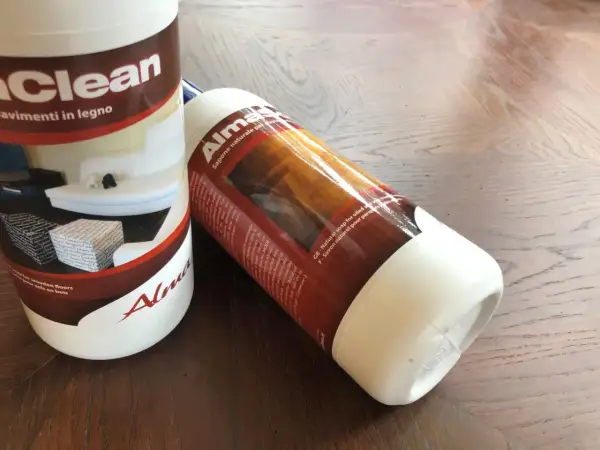 Due flaconi di sapone naturale per pavimenti in legno, ideali per pulire e sgrassare il pavimento in modo efficace.