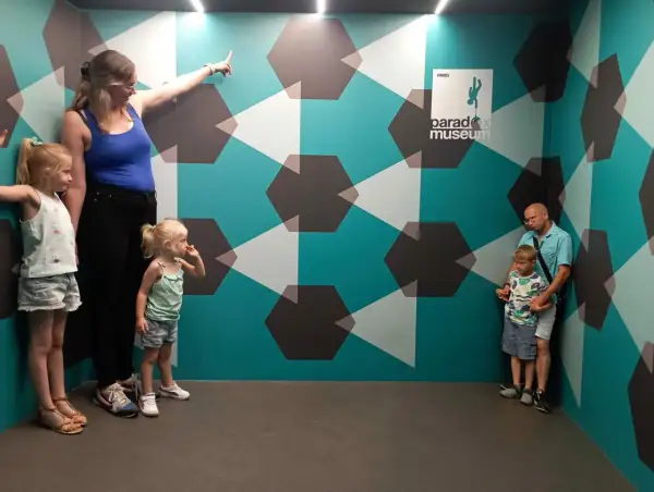 Famille explorant le Paradox Museum Paris, un lieu d'illusions optiques. Avis : une expérience amusante pour tous les âges.
