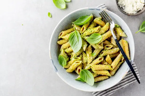 Penne z aromatycznym pesto, świeżą bazylią i parmezanem. Idealne pesto z makaronem na szybki obiad.