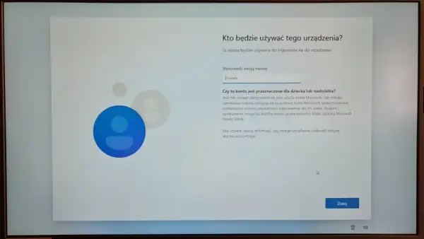 Instalacja Windows 11 bez internetu: ekran wyboru użytkownika. Wpisz nazwę, by kontynuować konfigurację.