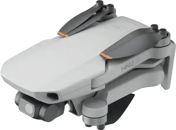 Składany dron DJI Mini 2 SE z kamerą i pomarańczowymi akcentami na śmigłach. Idealny do nauki trików w powietrzu.
