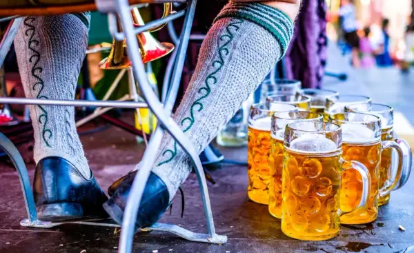 Bicchieri di birra dorata e calze tradizionali, un assaggio dei birrifici Oktoberfest.