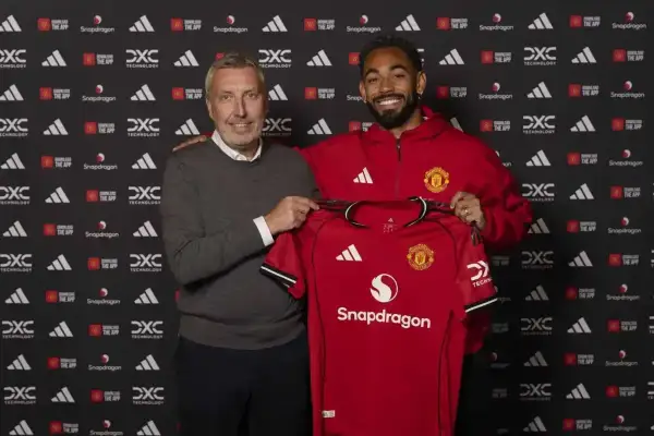 Dwóch piłkarzy Manchesteru United pozuje z nową koszulką.