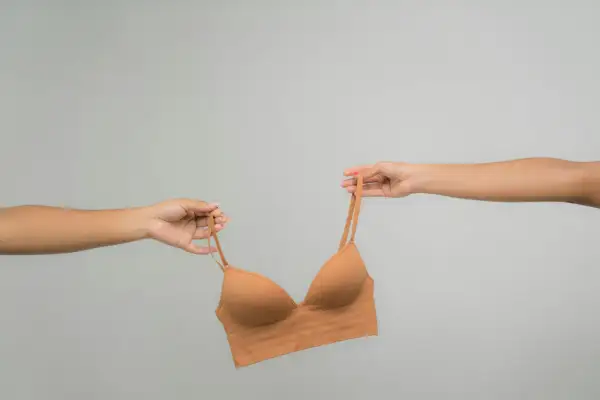 Zbyt duży biustonosz? Dopasuj go idealnie! Poradnik DIY i pro.