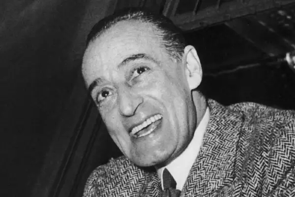Totò, con il suo sorriso sornione, sembra quasi recitare una poesia sulla morte, un tema che affrontò con la sua consueta ironia.