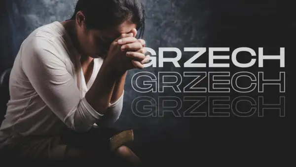 Kobieta z dłońmi złożonymi do modlitwy nad Biblią, zastanawiająca się, co to jest grzech ciężki.