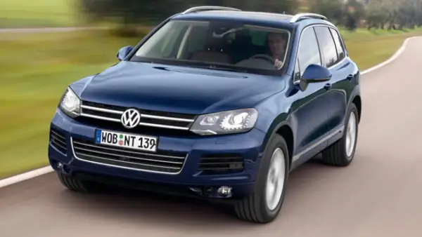 Un Touareg 3.0 V6 TDI azul circula por una carretera. ¿Problemas comunes de este modelo?