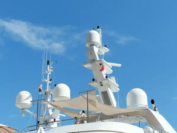 Torre di un superyacht con antenne e cupole, tra cui un radar. Il suo significato è fondamentale per la navigazione sicura.