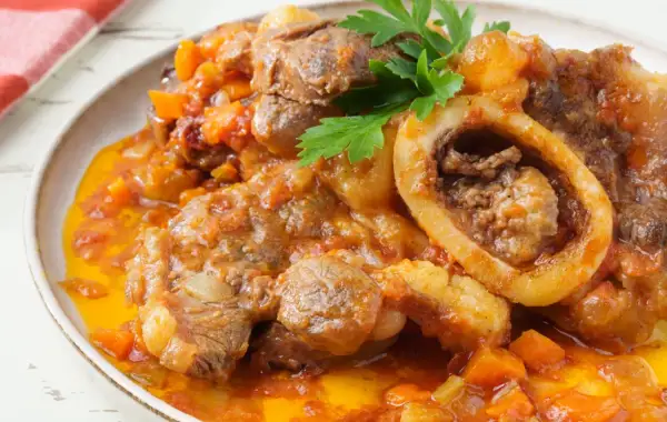 Ossobuco succulento in umido con verdure, un'ottima ossobuco ricetta veloce per un pasto saporito.