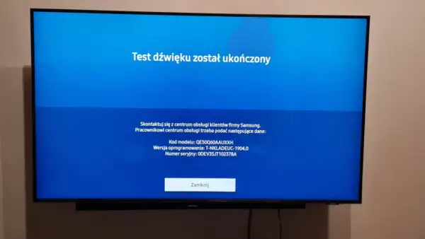 Ekran telewizora Samsung z komunikatem "Test dźwięku został ukończony" i danymi kontaktowymi.