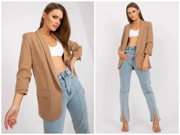 Modelka w beżowej marynarce i białym topie, prezentująca stylizację co pod marynarkę damską.