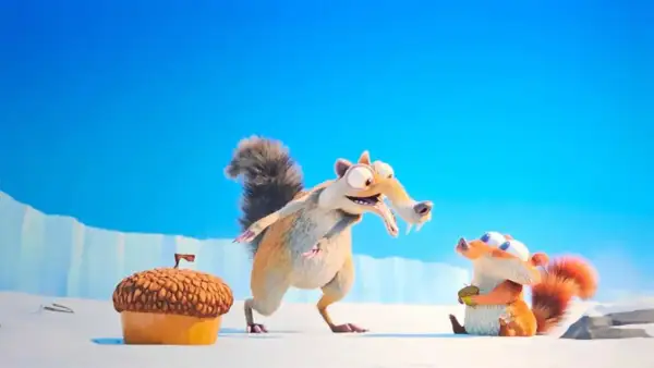 Scrat und ein kleineres Eichhörnchen im Schnee, beide auf der Jagd nach einer riesigen Eichel. Ein Moment aus Ice Age 6.