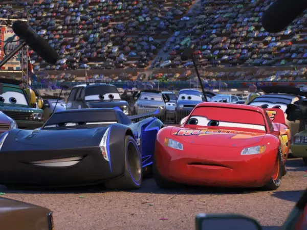 Lightning McQueen und Jackson Storm im Rennen. Fans warten gespannt auf die Cars 4 Release Date.