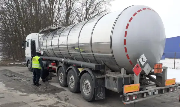 Gaśnica w ciągniku siodłowym: Przepisy, ADR i jak uniknąć mandatu.